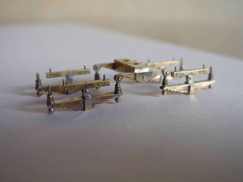 Eines von zwei Elementen der Federanordnung