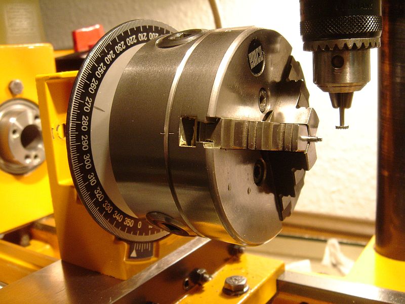 Eine Vorrichtung anfertigen und mit dem Teilapparat ein Vierkant fräsen.