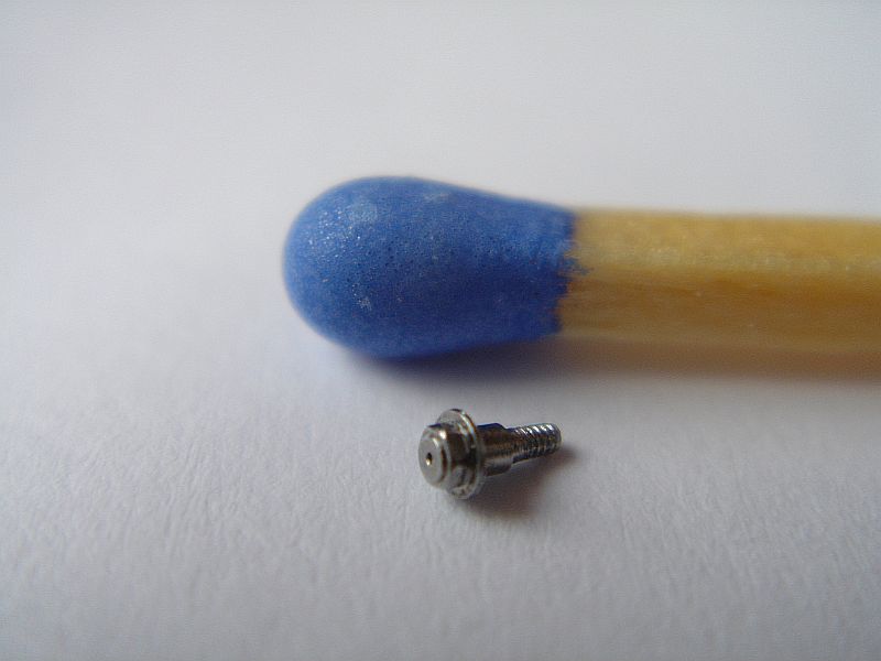 Der Winzling mit Schlüsselweite 1 mm passt nun gut zur Kurbel.