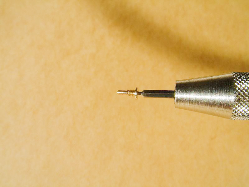 Zwei Schrauben (Inbusweite 0,7mm) erleichtert das einbauen des Achslagers.