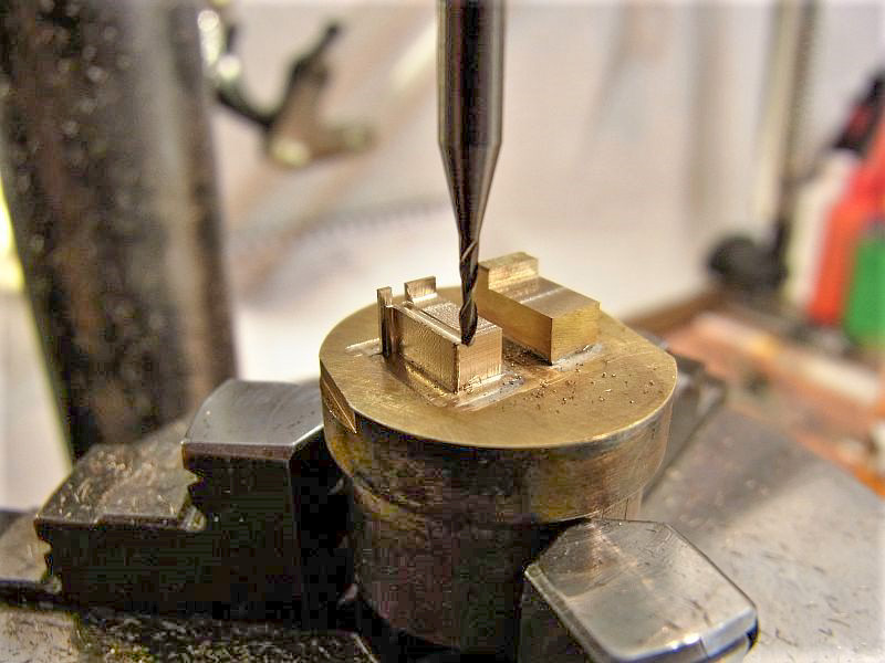 Auf der Halterung werden die Auftritte zur Rauchkammer gefertigt.