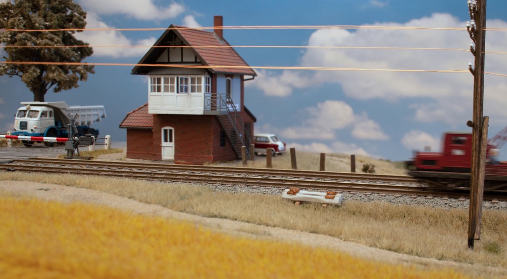 (03)_12357 Betonschwellen am Bahndamm abgelegt.jpg