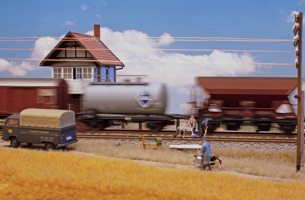 (08)_12400 Schotter entfernen bei Gueterzug auf Gegengleis.jpg