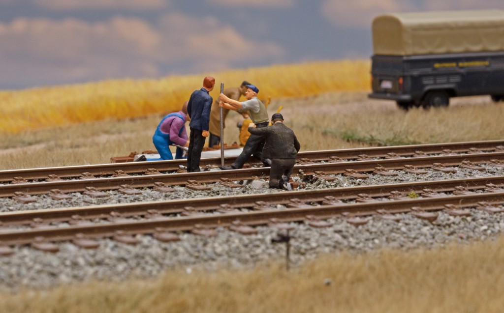 (09)_12451 erste Betonschwelle einbauen.jpg