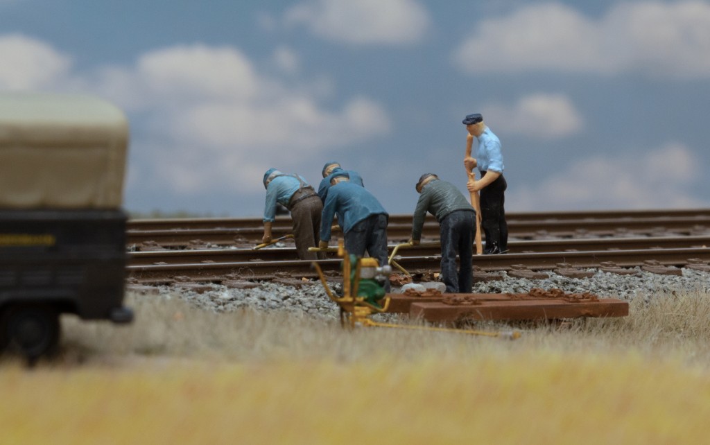 (13)_12476 Einsetzen zweite Betonschwelle.jpg