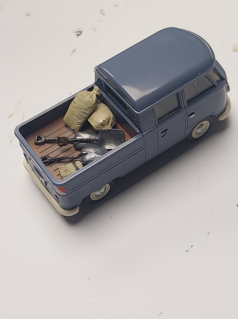 ...und dann musste ja noch die Pritsche des Bullis mit Ölbekämpfungsutensilien beladen werden