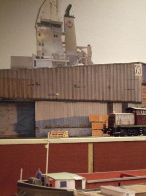 ddd2.jpg (21.27 KiB) 55579 mal betrachtet hinterm Schuppen hat ein Feeder festgemacht. Aus dieser Perspektive sieht man an der fehlenden Räumlichkeit, daß es der geklebte Hintergrund ist (provisorisch)