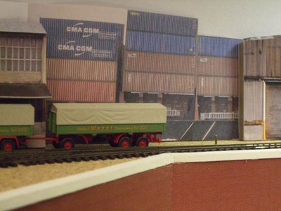 ddd3.jpg (36.32 KiB) 55579 mal betrachtet ...acuh wenn die Container noch krumm und schief sind: damit versuche ich, nicht vorhandene Tiefe zu erzielen