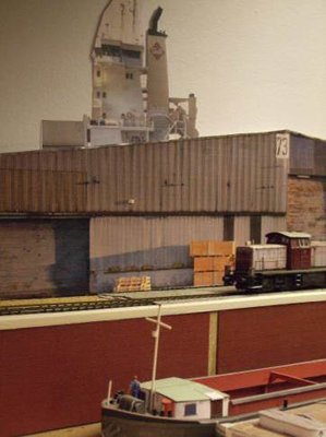 ...nochmals im Überblick: es fehlen noch Leitern, Hölzer, Festmacher.... und natürlich ist die Kaimauer zu neu :-)