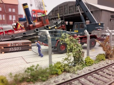 ein Schlepper und ein Feuerlöschboot