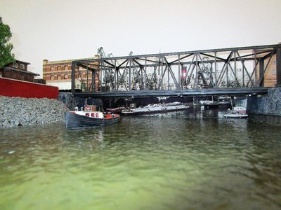 ein Sonnenstrahl zwischen dem verhangenen Hamburger Wolkenhimmel...