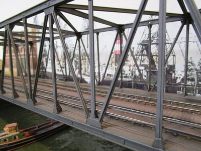 ...vom Brückenniveau aus betrachtet, übrigens ist der Riffelblechweg aus Umreifungsband....