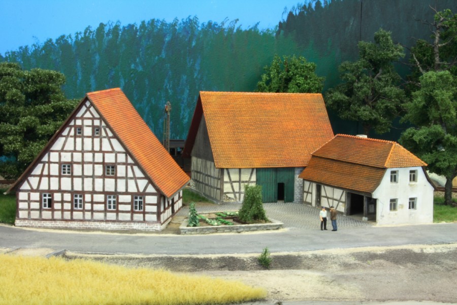 1 Einstiegsbild Hof von vorne.JPG