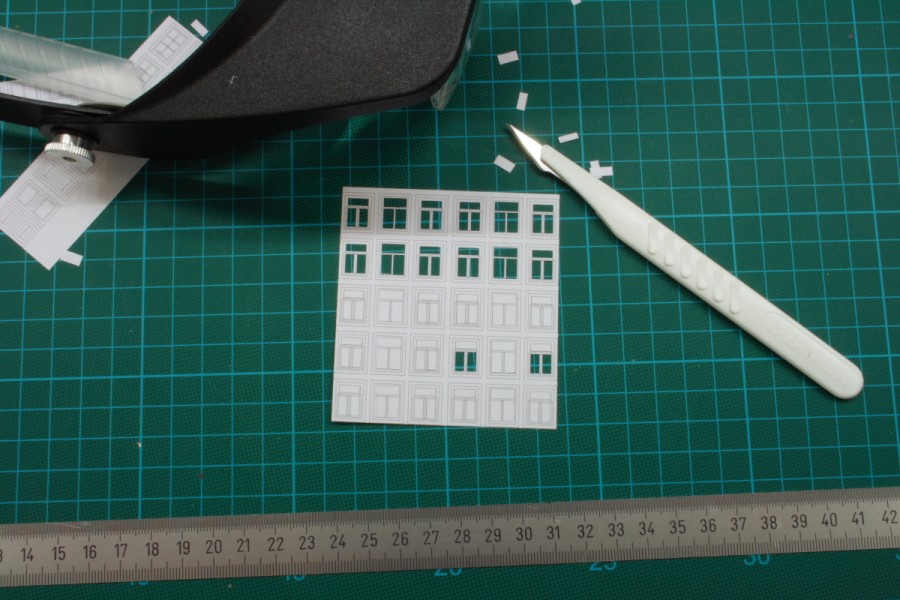 7 Papierfenster ausschneiden.JPG