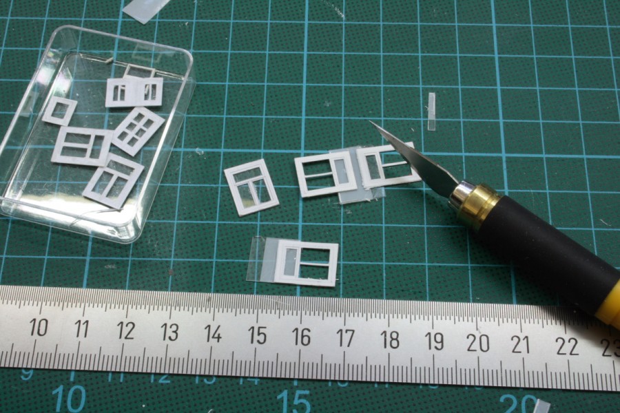 8 Papierfenster verglasen.JPG