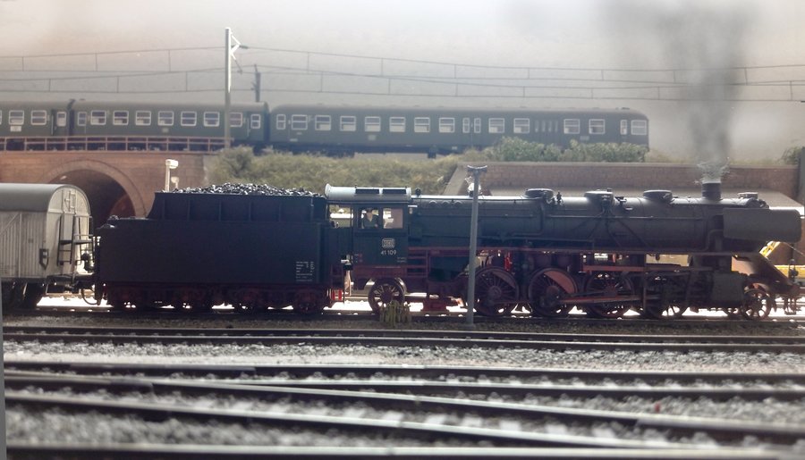 2 . Hajos Geschichte_10_30x45_A0E__Lok 41 109_Ausschnitt_ls.jpg